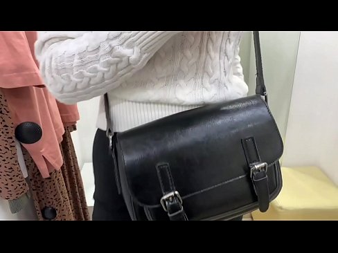 ❤️ Masturbasyona giştî ya keçika ciwan FeralBerry bi dilopek li jûreya fitarê ❤️ Vîdyoyê seksî li porno ku.ixiporn.ru ️❤