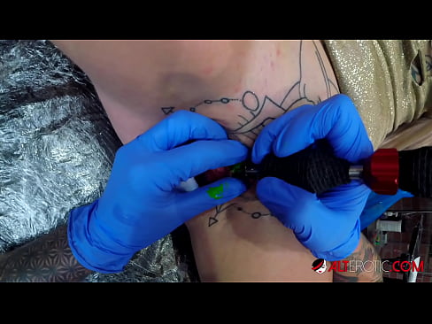 ❤️ Keçika pir tattookirî Sully Savage tattooek li ser klîtorê xwe kir. ❤️ Vîdyoyê seksî li porno ku.ixiporn.ru ️❤